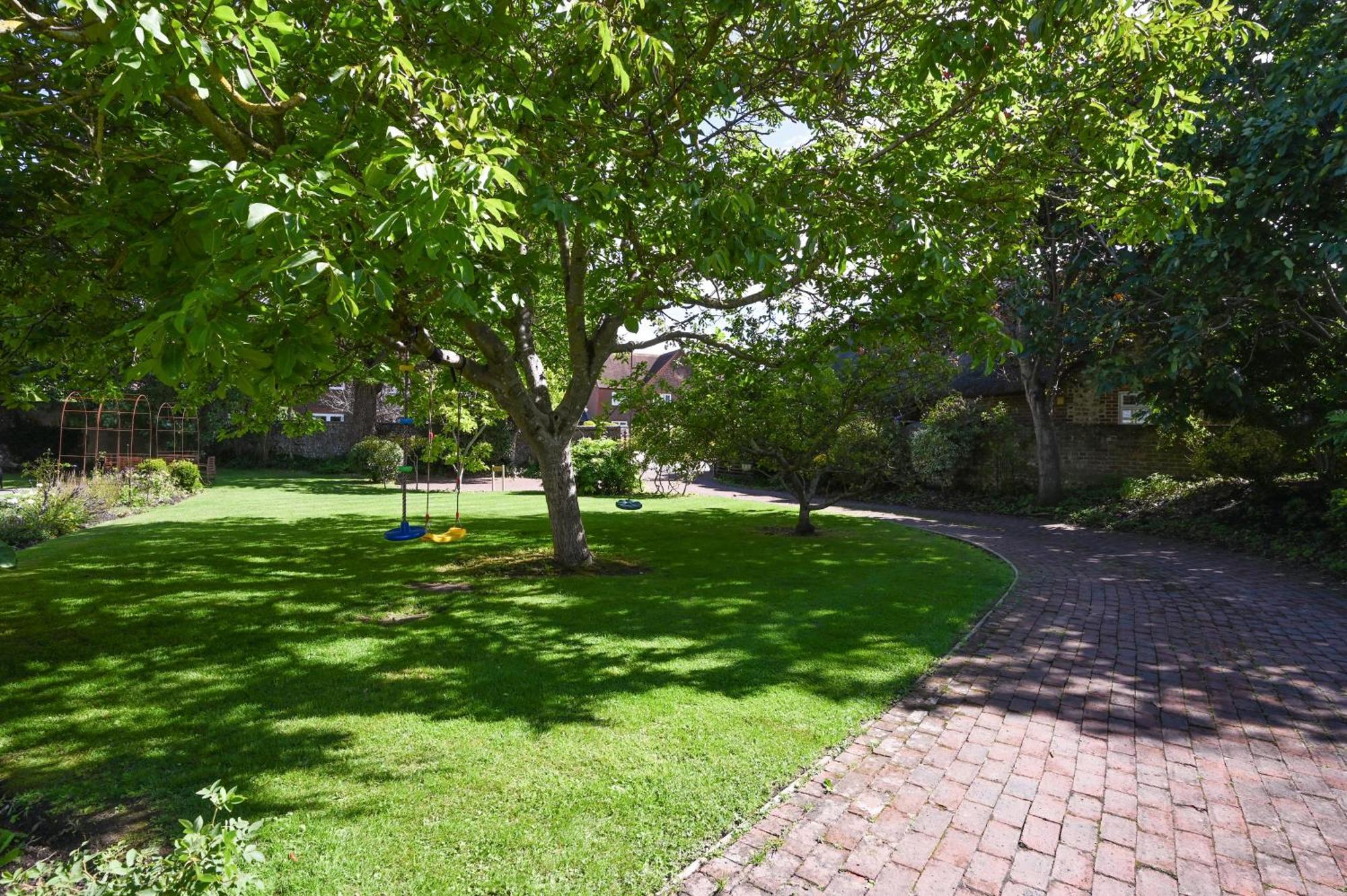 Villa Walnut Tree House Rustington Esterno foto