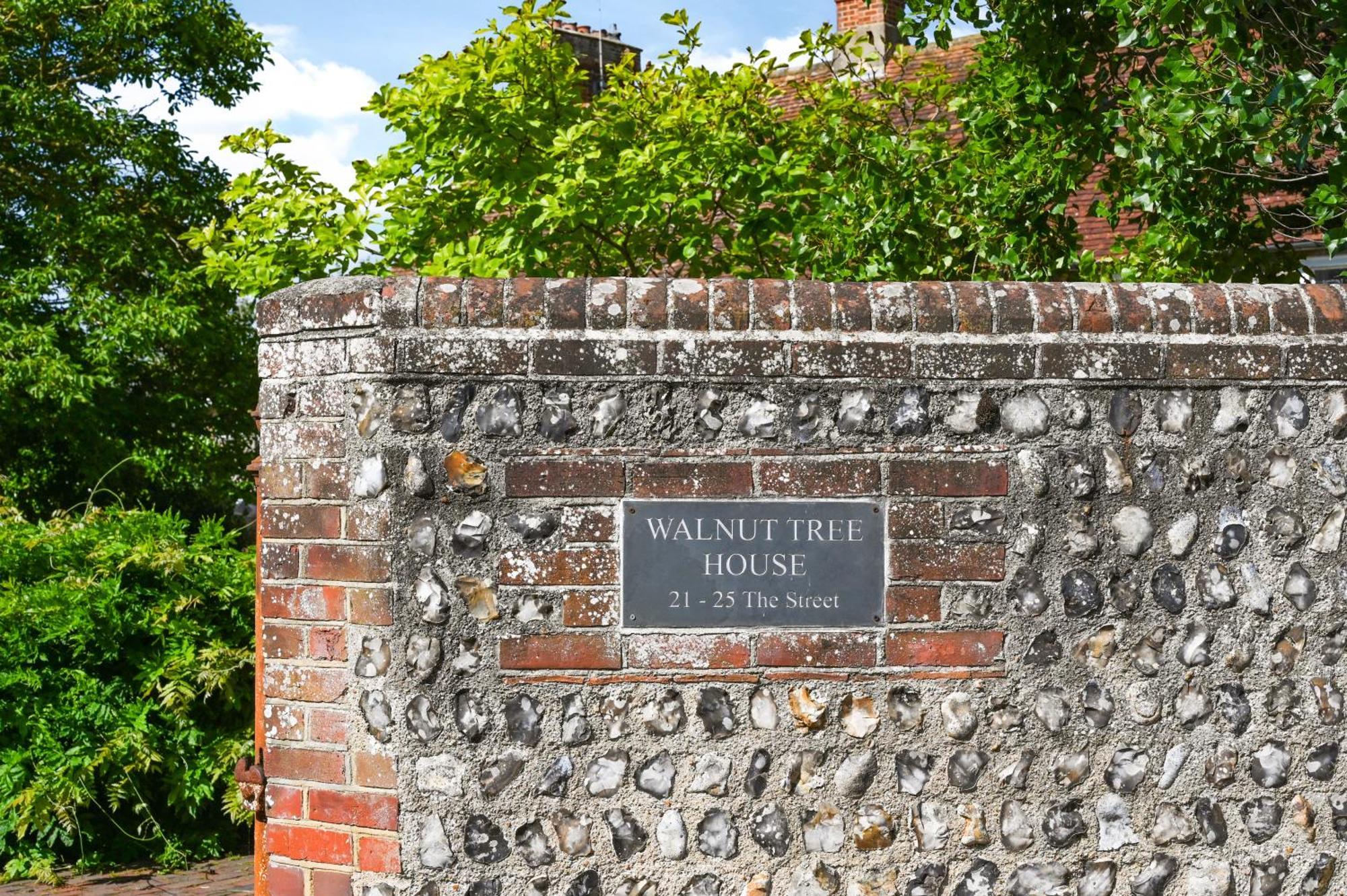 Villa Walnut Tree House Rustington Esterno foto