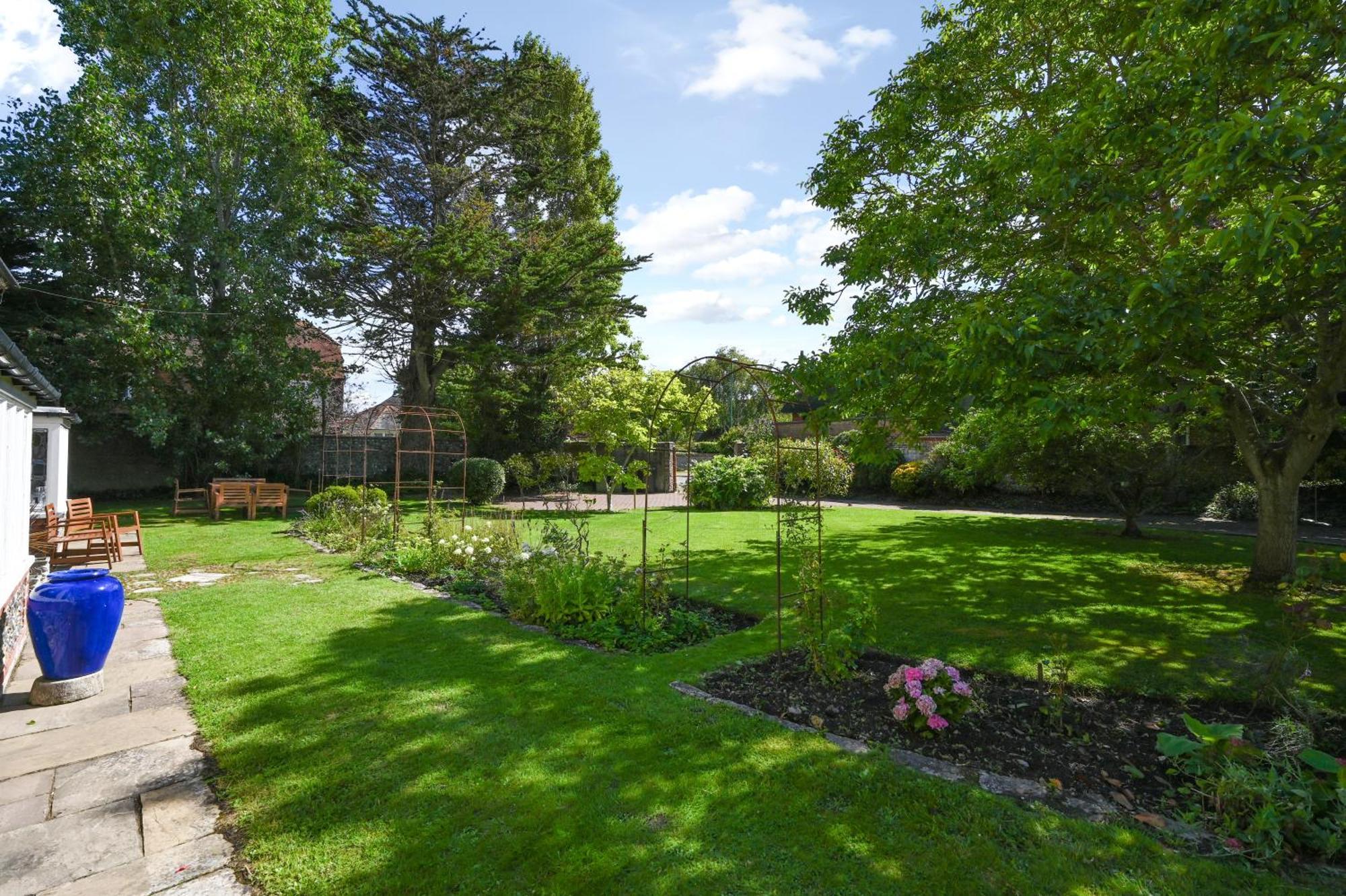 Villa Walnut Tree House Rustington Esterno foto