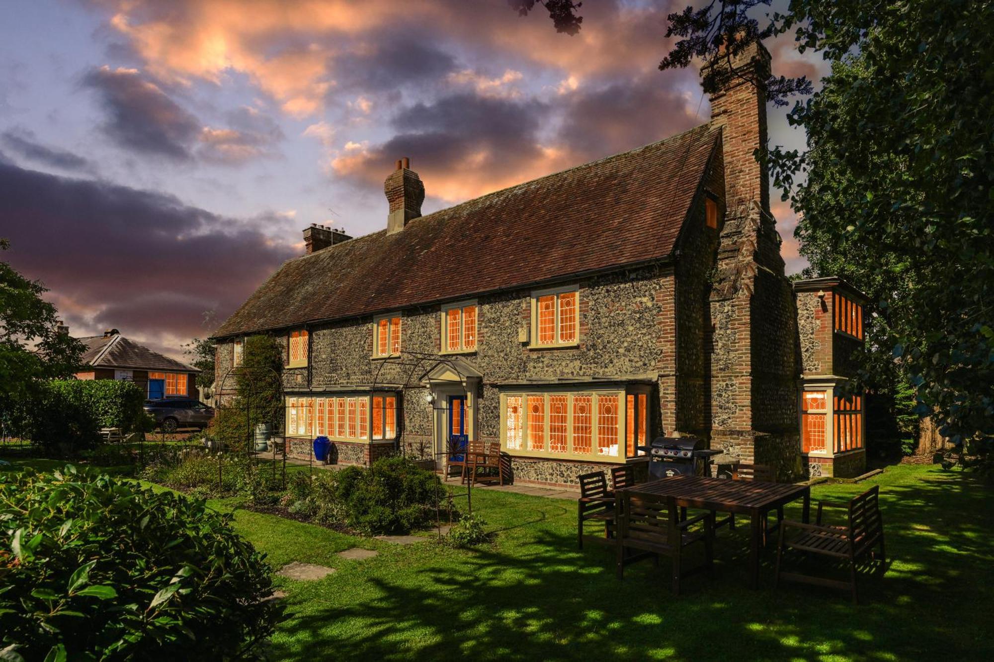 Villa Walnut Tree House Rustington Esterno foto
