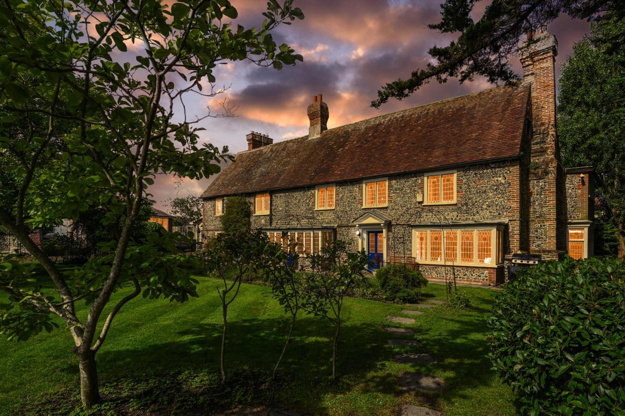 Villa Walnut Tree House Rustington Esterno foto